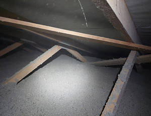 Zateplení stropu sociálního zázemí pomocí foukané izolace